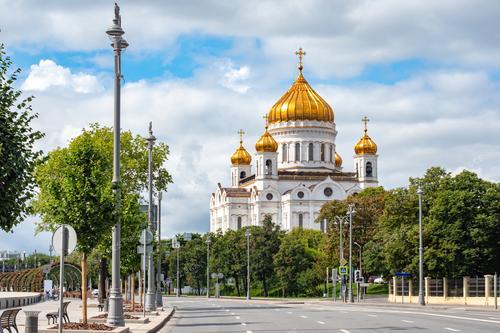 На фотографии представлен белокаменный Православный храм Христа Спасителя в Москве с изысканными золотыми куполами. Это изображение передает атмосферу летнего дня в столице России, приглашая зрителя на виртуальное путешествие по культурным и религиозным местам города.

Эстетика фотографии подойдет для художественных проектов и дизайна, создавая умиротворенный образ российской столицы.